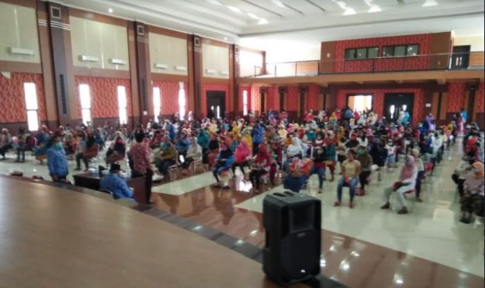 Kumpulkan Massa, Penyaluran Bantuan Sembako Pemkot Blitar Banjir Kritik Pedas Kumpulkan Massa, Penyaluran Bantuan Sembako Pemkot Blitar Banjir Kritik Pedas