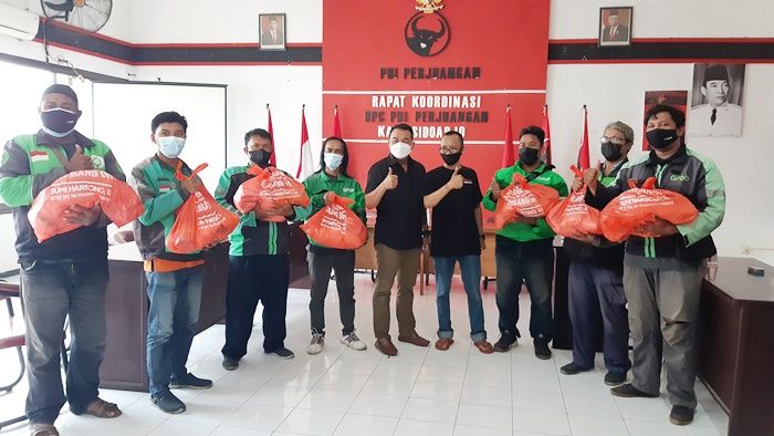 DPC PDIP Sidoarjo Salurkan Sembako Bambang DH ke Warga Tidak Mampu dan Pengemudi Ojol