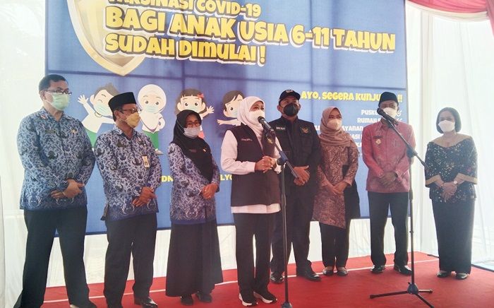 Gubernur Khofifah Pantau Langsung Vaksinasi Anak SD di Ngawi