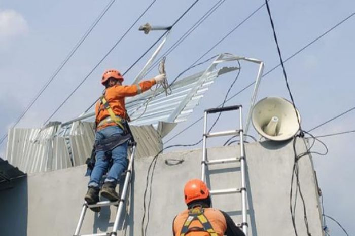 PLN Pulihkan Jaringan Listrik Tertimpa Atap Rumah Warga di Kediri PLN Pulihkan Jaringan Listrik Tertimpa Atap Rumah Warga di Kediri