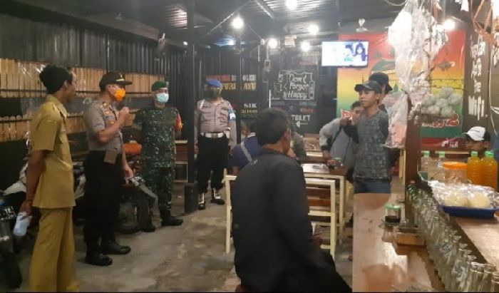 Cegah Penyebaran Corona, Forkopimda Sedati Lakukan Patroli Warkop