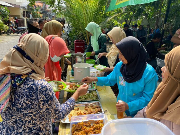 Cuma Bayar Rp3 ribu Tersedia Menu Lalapan Sampai Gule di Jumat Berkah Margorejo Surabaya Cuma Bayar Rp3 ribu Tersedia Menu Lalapan Sampai Gule di Jumat Berkah Margorejo Surabaya