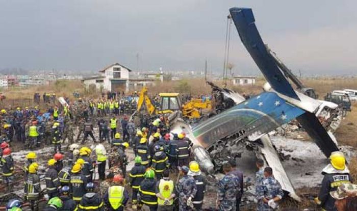 ​Masih Hidup karena Terlempar dari Jendela, Pesawat Mendarat di Lapangan Bola lalu Meledak