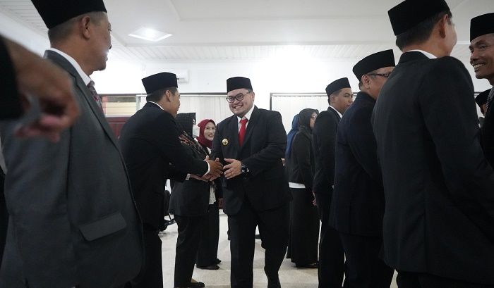Bupati Kediri Mendadak Mutasi Sejumlah Pejabat, Mulai dari Kepala Dinas hingga Direktur Bupati Kediri Mendadak Mutasi Sejumlah Pejabat, Mulai dari Kepala Dinas hingga Direktur