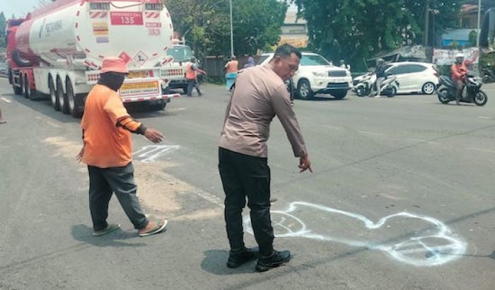 Pengemudi Ojol Tewas Terlindas Truk di Simpang Tiga Pawindo Krian Sidoarjo Pengemudi Ojol Tewas Terlindas Truk di Simpang Tiga Pawindo Krian Sidoarjo