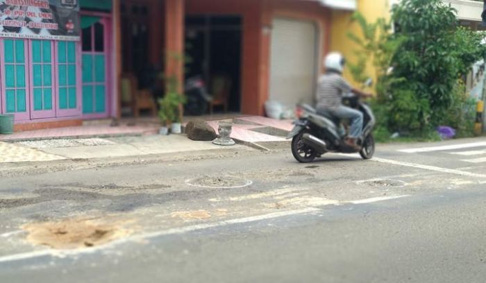 Lubang di Ruas Jalan KH. Agus Salim Pacitan Dikeluhkan Pengendara