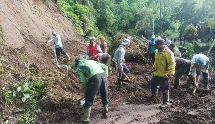 Diterjang Longsor, Akses Jalan ke Pura Giri Arjuno Terputus Diterjang Longsor, Akses Jalan ke Pura Giri Arjuno Terputus