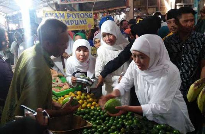 Khofifah Sambangi Pedagang Pasar Wlingi Blitar Khofifah Sambangi Pedagang Pasar Wlingi Blitar