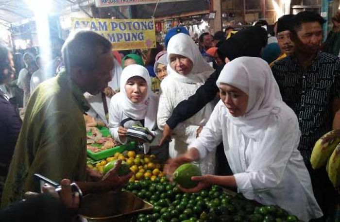 Khofifah Sambangi Pedagang Pasar Wlingi Blitar