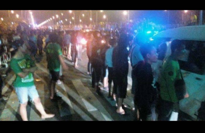 Tembakkan Gas, Polisi Bubarkan Sweeping Beratribut Persebaya di Jembatan Suramadu Tembakkan Gas, Polisi Bubarkan Sweeping Beratribut Persebaya di Jembatan Suramadu