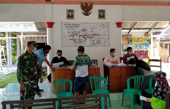 Cegah Penyebaran Covid-19, Petugas Gabungan Awasi Pembagian BLT di Ngawi Cegah Penyebaran Covid-19, Petugas Gabungan Awasi Pembagian BLT di Ngawi