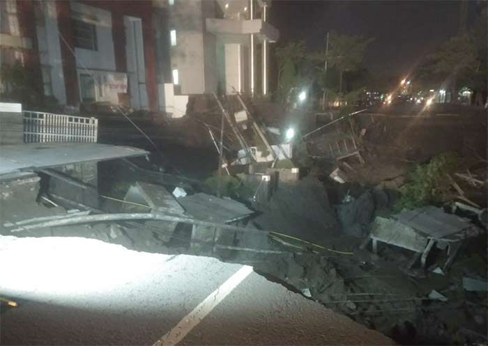 Diperkirakan ini yang Jadi Penyebab Jalan Raya Gubeng Ambles Diperkirakan ini yang Jadi Penyebab Jalan Raya Gubeng Ambles