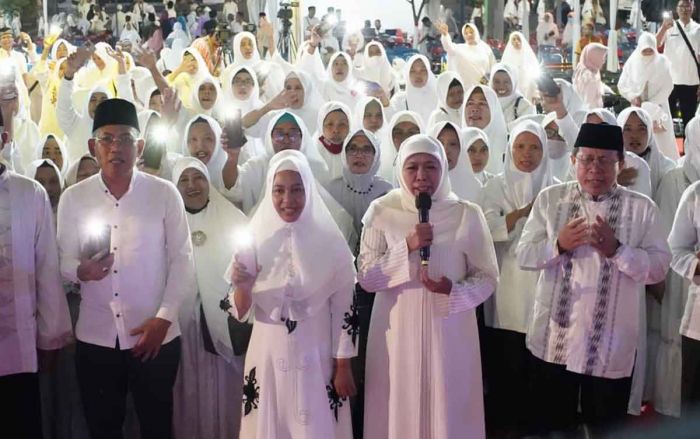 Ribuan Warga dan Gubernur Khofifah Hadiri Tabligh Akbar di Alun-Alun Kota Mojokerto Ribuan Warga dan Gubernur Khofifah Hadiri Tabligh Akbar di Alun-Alun Kota Mojokerto