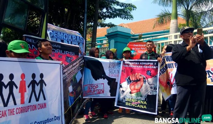 Massa Gabungan Sambangi Kantor Pemerintah Sambil Bawa Waria, Desak Aparat Adil Tangani Kasus Korupsi Massa Gabungan Sambangi Kantor Pemerintah Sambil Bawa Waria, Desak Aparat Adil Tangani Kasus Korupsi