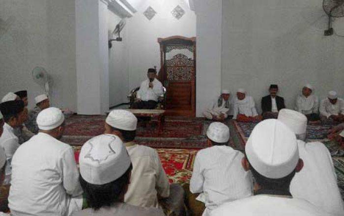 KH Hasyim Muzadi Ajak Ponpes Melek Teknologi Informasi KH Hasyim Muzadi Ajak Ponpes Melek Teknologi Informasi