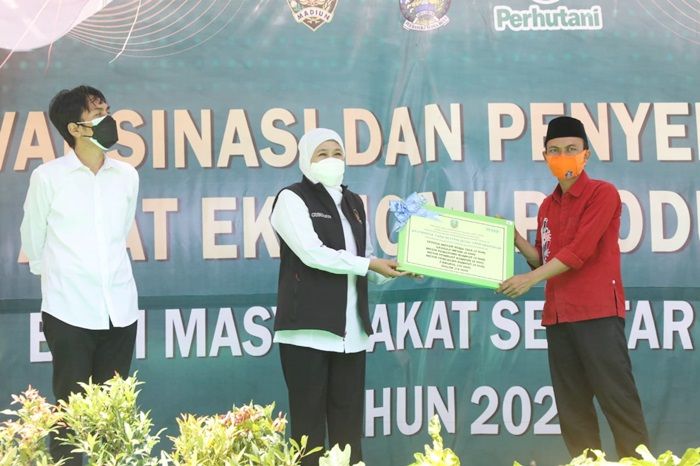 Gubernur Khofifah Serahkan Alat Ekonomi Produktif pada 7 KTH dan KUPS di Madiun, Magetan, dan Ngawi Gubernur Khofifah Serahkan Alat Ekonomi Produktif pada 7 KTH dan KUPS di Madiun, Magetan, dan Ngawi