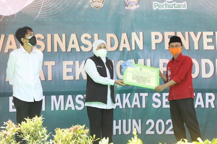 Gubernur Khofifah Serahkan Alat Ekonomi Produktif pada 7 KTH dan KUPS di Madiun, Magetan, dan Ngawi