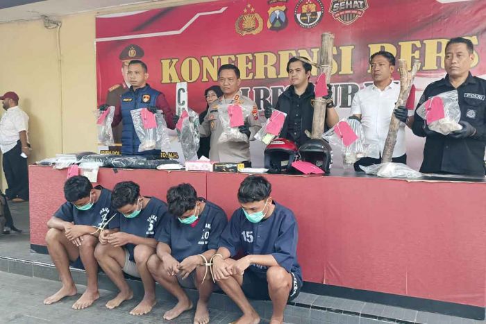 Akibat Pembakaran Sepeda Motor, 5 Oknum Anggota Perguruan Silat di Tuban Diamankan Akibat Pembakaran Sepeda Motor, 5 Oknum Anggota Perguruan Silat di Tuban Diamankan
