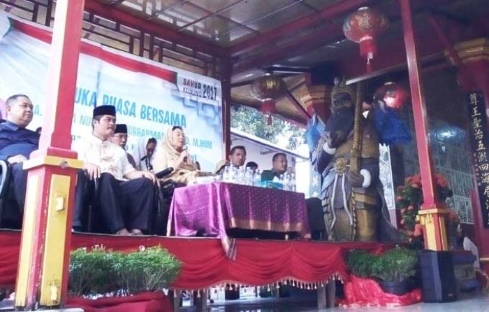 Bu Shinta Bukber di Klenteng Gudo Jombang, Ingatkan Pesan Kebangsaan Bu Shinta Bukber di Klenteng Gudo Jombang, Ingatkan Pesan Kebangsaan