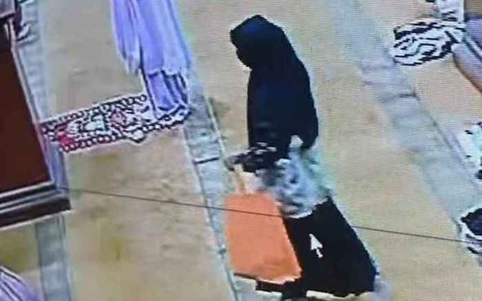 Perempuan Berjilbab Terekam Kamera CCTV Curi Tas Jemaah Masjid Jami Kota Malang