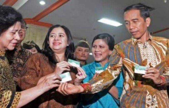 Jokowi Serahkan Langsung Kartu Sakti ke Warga Kota Batu Jokowi Serahkan Langsung Kartu Sakti ke Warga Kota Batu