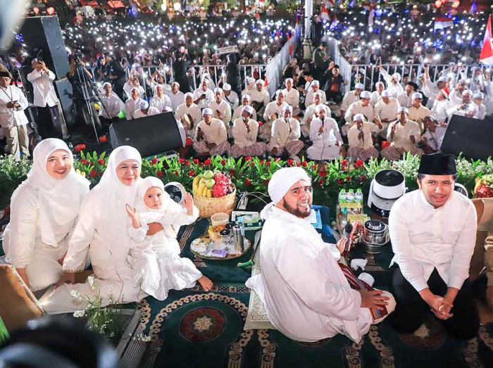 Syukuri HUT RI ke-80, Gubernur Jatim dan Ribuan Warga Jatim Larut Dalam Selawat Bersama Habib Syekh