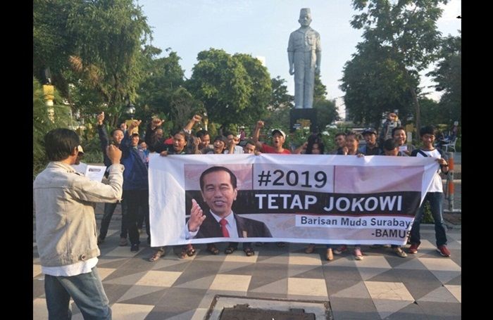 Barisan Muda Surabaya Kampanyekan #2019 Tetap Jokowi Barisan Muda Surabaya Kampanyekan #2019 Tetap Jokowi