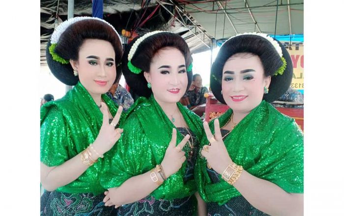 Di Tengah-Tengah Pentas, Relawan Waranggono Kampanyekan Khofifah-Emil di Wilayah Lamongan Di Tengah-Tengah Pentas, Relawan Waranggono Kampanyekan Khofifah-Emil di Wilayah Lamongan