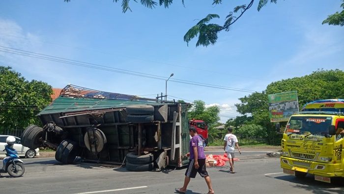 Belok Terlalu Nukik, Truk Gandeng Terguling di Jalan Raya Raci Pasuruan