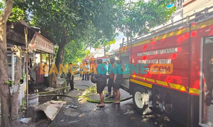 Si Jago Merah Lalap Warung Nasi Goreng di Kota Kediri, Diduga Akibat Masak-memasak Si Jago Merah Lalap Warung Nasi Goreng di Kota Kediri, Diduga Akibat Masak-memasak