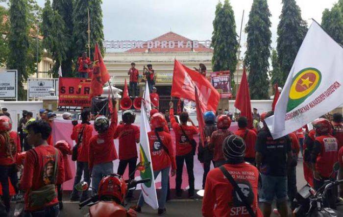 Peringati May Day Ribuan Buruh Gresik Demo di DPRD 