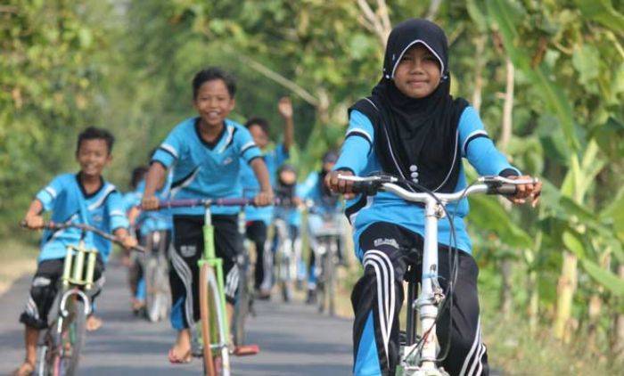 Potret Polos Siswa SD di Pelosok Desa Tuban Saat Refreshing Potret Polos Siswa SD di Pelosok Desa Tuban Saat Refreshing