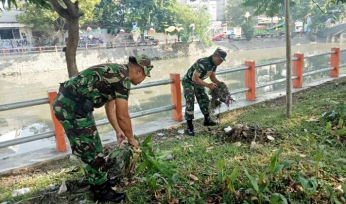 Bantaran Kali Mas Jadi Sasaran Karya Bakti Anggota Kodim Tipe A Surabaya Utara Bantaran Kali Mas Jadi Sasaran Karya Bakti Anggota Kodim Tipe A Surabaya Utara