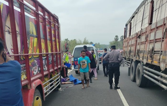 Ditabrak Truk dari Belakang, Emak-Emak di Tuban Alami Luka-Luka Cukup Serius Ditabrak Truk dari Belakang, Emak-Emak di Tuban Alami Luka-Luka Cukup Serius