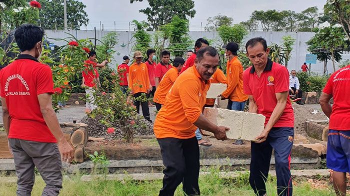 Warga Binaan Lapas Surabaya Dibekali Keterampilan Pertukangan Warga Binaan Lapas Surabaya Dibekali Keterampilan Pertukangan