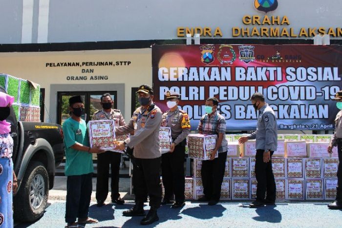 Peduli Covid-19, Polres Bangkalan Berikan Bantuan 1.000 Paket Sembako untuk Warga Terdampak