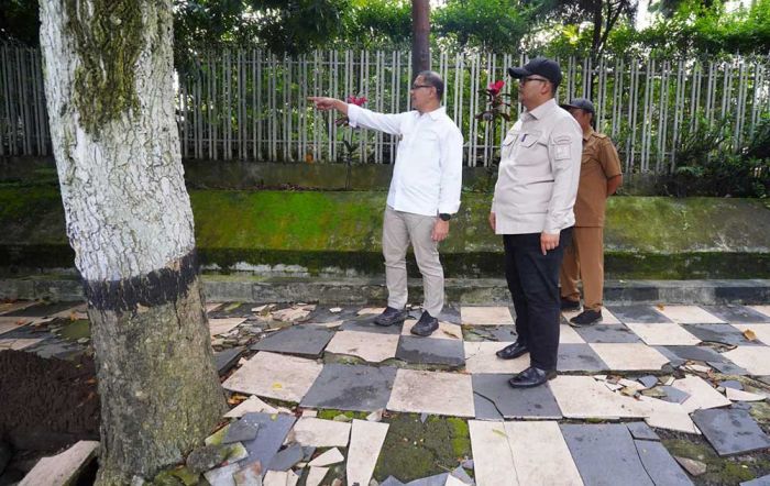 Pj Wali Kota Batu Instruksikan Perbaikan Pedestrian di Jalan Trunojoyo Pj Wali Kota Batu Instruksikan Perbaikan Pedestrian di Jalan Trunojoyo