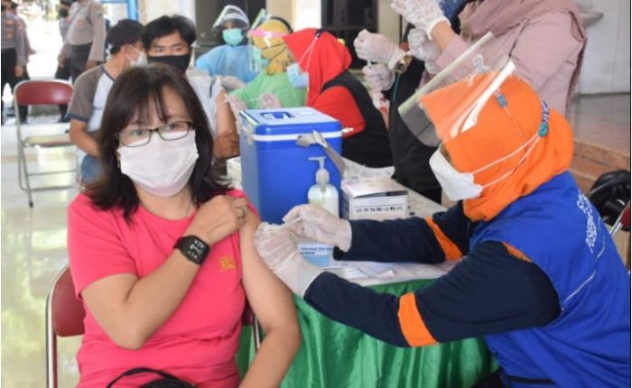 Ratusan Buruh Sidoarjo Peringati May Day dengan Vaksinasi Covid-19 Ratusan Buruh Sidoarjo Peringati May Day dengan Vaksinasi Covid-19