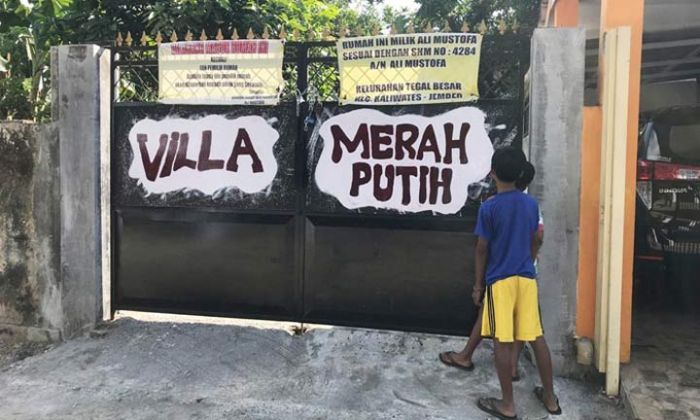 Akses Jalan Ditutup Gerbang, Janda dan Anak Yatim di Jember Tak Bisa Masuk Rumah Sendiri Akses Jalan Ditutup Gerbang, Janda dan Anak Yatim di Jember Tak Bisa Masuk Rumah Sendiri