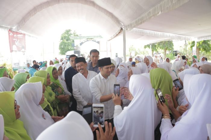 Hadiri Halal Bihalal di Kediri, Emil Dardak Disambut Histeris Sholawat Badar Ibu Muslimat Hadiri Halal Bihalal di Kediri, Emil Dardak Disambut Histeris Sholawat Badar Ibu Muslimat