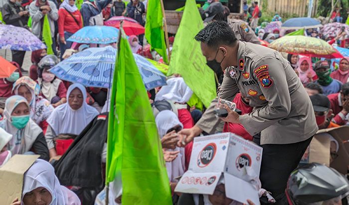 Hakim Hubungan Industrial Hukum PT New Era Membayar Hak Buruh yang Belum Diberikan