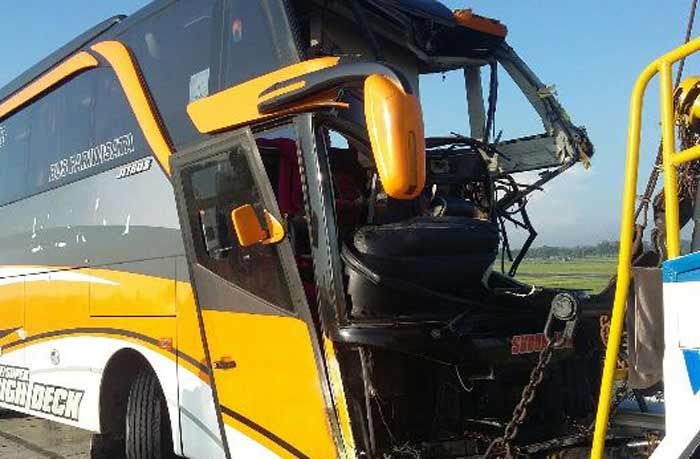 Tol Wilangan-Ngawi Minta Korban Lagi, Bus Pariwisata Sikat Truk Tronton Tol Wilangan-Ngawi Minta Korban Lagi, Bus Pariwisata Sikat Truk Tronton