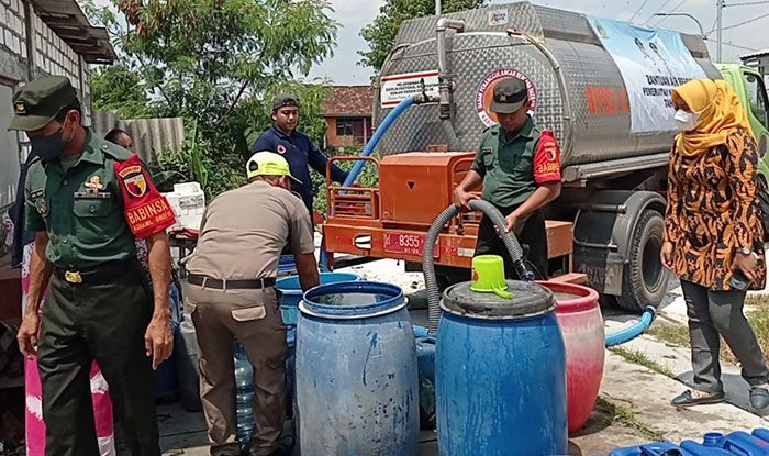 Babinsa Koramil 0817/11 Duduksampeyan Bantu BPBD Gresik Dropping Air Bersih di Desa Bendungan