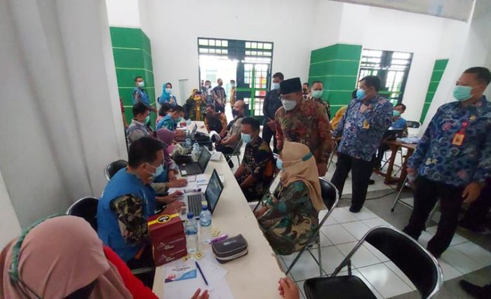 Hari Terakhir Menjabat, Pj Bupati Sidoarjo Cek Vaksinasi Petugas Pelayanan Publik Hari Terakhir Menjabat, Pj Bupati Sidoarjo Cek Vaksinasi Petugas Pelayanan Publik
