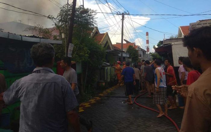 Ditinggal Antar Tamu, Rumah Warga Sidokumpul Gresik Ludes Terbakar