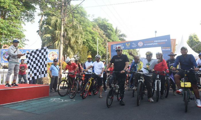 Wali Kota Kediri Gowes Kreasi Bareng RT-RW Sambang Ruang Terbuka Hijau Wali Kota Kediri Gowes Kreasi Bareng RT-RW Sambang Ruang Terbuka Hijau