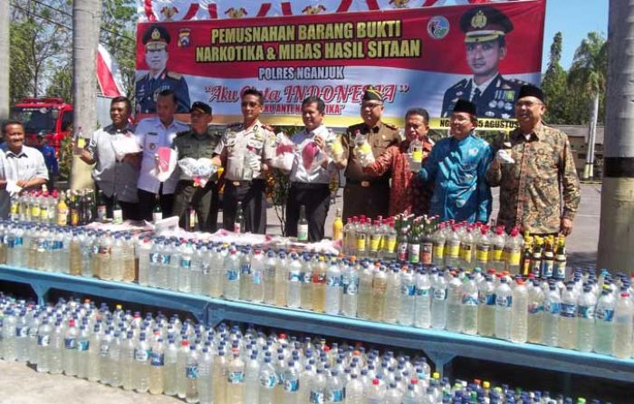 Ribuan Botol Miras dan Narkoba Hasil Sitaan Polres Nganjuk Dimusnahkan Ribuan Botol Miras dan Narkoba Hasil Sitaan Polres Nganjuk Dimusnahkan