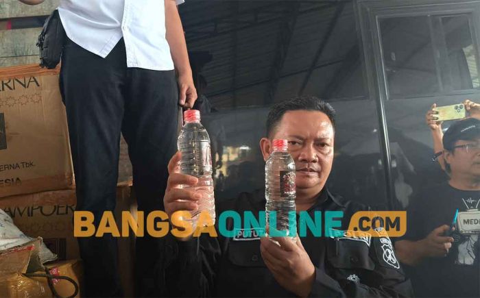 Polres Blitar Amankan Ribuan Botol Arak Bali yang Hendak Dikirim ke Luar Jawa Polres Blitar Amankan Ribuan Botol Arak Bali yang Hendak Dikirim ke Luar Jawa