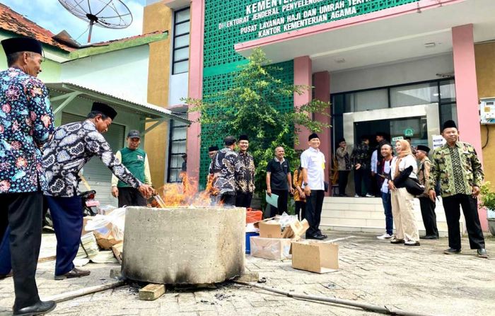 Belasan Ribu Buku Nikah di Tuban Dimusnahkan, ini Penyebabnya Belasan Ribu Buku Nikah di Tuban Dimusnahkan, ini Penyebabnya