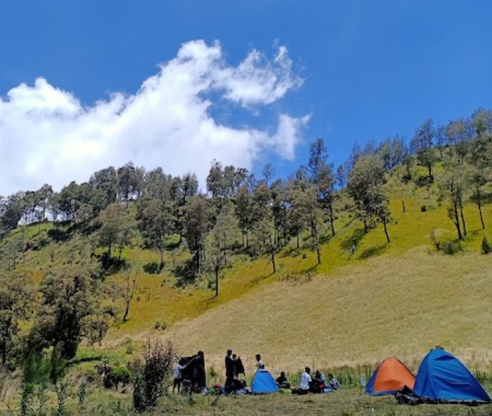 Mau Mendaki dalam Waktu Dekat? Catat 3 Tips Mudah Mendirikan Tenda Kemah yang Aman di Musim Hujan Mau Mendaki dalam Waktu Dekat? Catat 3 Tips Mudah Mendirikan Tenda Kemah yang Aman di Musim Hujan